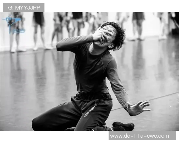 芭蕾王子的足球梦：在舞台与球场之间的优雅与激情交融